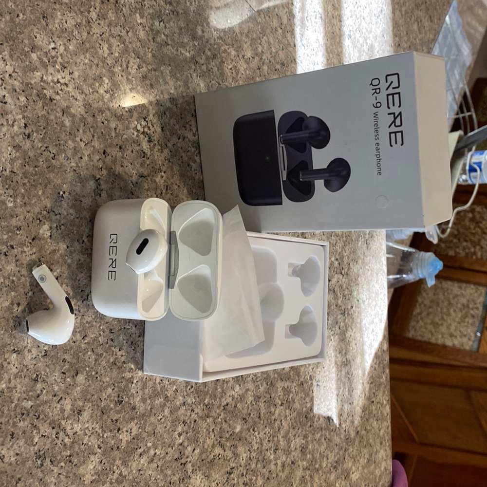 Wireless ear buds Bluetooth and almost brand new